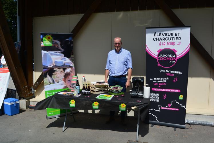 30 % des ventes à la ferme, 30 % en magasins de producteurs, marchés, épiceries locales... Et sur chaque produit vendu hors les murs, une étiquette "Bienvenue à la ferme" : pour que le client sache toujours où revenir.