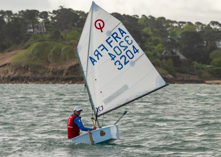 L'Optimist, un bateau de 2,30 mètres, pensé pour les débutants, va devoir tenir 15 heures de haute mer.