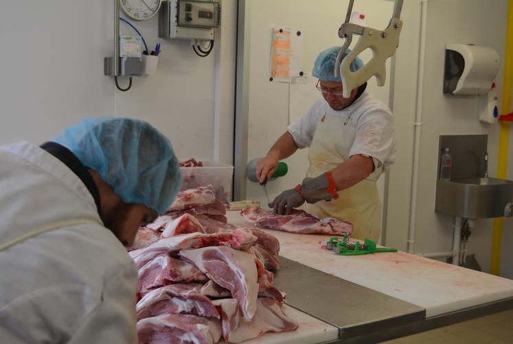 En 2025, le commerce ne venait plus à eux. Olivier Blondel a baissé légèrement le prix du jambon sec : en quelques semaines, les ventes sont passées de 4 à 10 jambons par semaine.