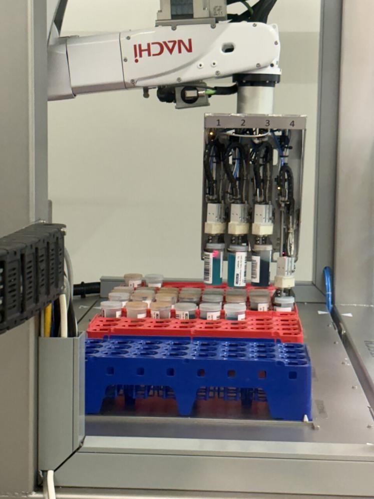 Le clou de la visite : le nouveau robot trieur de flacons (pour le paiement du lait), utilisé pour tirer les échantillons et les placer dans des paniers de couleurs différentes, en fonction de la chaîne analytique souhaitée. Réfrigéré pour maintenir l'intégrité des échantillons, il peut avoir jusqu'à six critères différents à haute cadence.