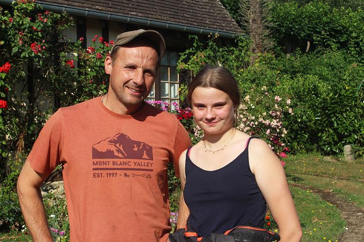 Nans Delafontaine, éleveur laitier à Gerberoy, et sa fille Lola.