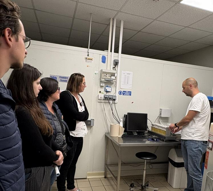 Découverte du fonctionnement du laboratoire interprofessionnel Labônor par les producteurs vendeurs de produits laitiers adhérents à l'AVDPL.