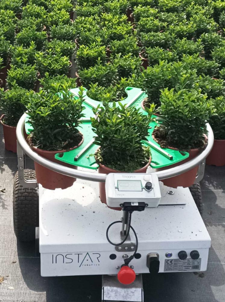 Face au manque de main-d'œuvre saisonnière, le robot Trooper prend en charge une tâche répétitive et éprouvante pour le dos.