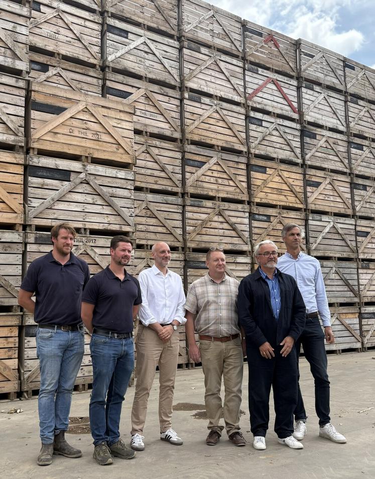 Agriculteur dans l'Eure, Florent Loobuyck (à gauche) teste le service xarvio® Healthy Fields, déployé par sa coopérative NatUp, qui lui garantit un bon état sanitaire de ses parcelles de blé tendre. Sont également présents ce 23 juillet chz lui : Raphaêl Quetier (ATE NatUp), François Johnston, Sébastien Pirart, Éric Martineau et Laurent Lemarchand (directeur général de NatUp).