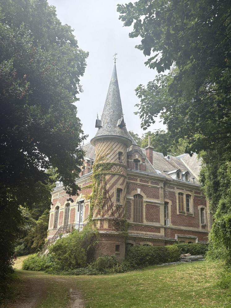 Le château d'Aygues, ancienne propriété du prince Lubomirski, est une demeure balnéaire d'exception.