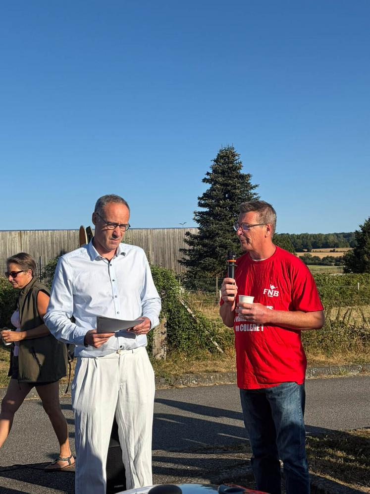 Philippe Sellier, membre du bureau de la FNB et éleveur allaitant dans l'Eure, martèle, devant le directeur de l'abattoir, que Bigard, leader français des abatteurs, orchestre une baisse continue des prix qui in fine se retournera contre toute la filière.