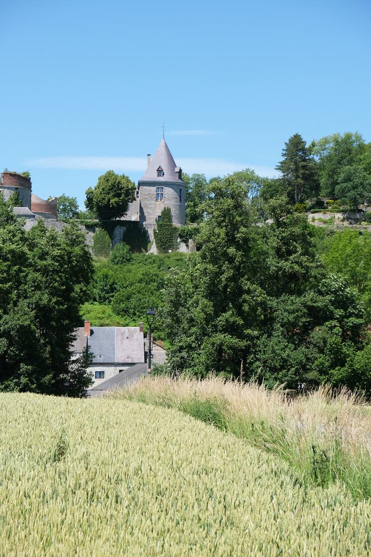 Surplombant le village, le château construit à la fin du IXe siècle, veille.