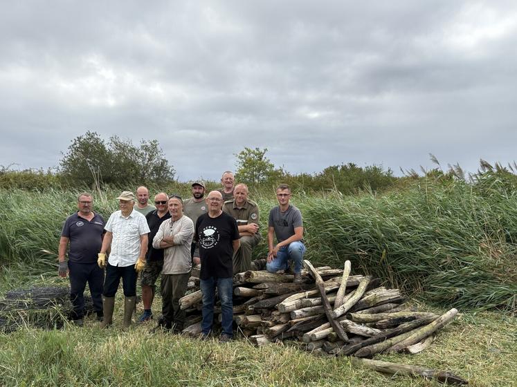 La mobilisation bénévole des adhérents de l'association, et la mise à disposition du matériel agricole de Gauthier Perdrix permettent de réaliser le chantier à moindre coût.