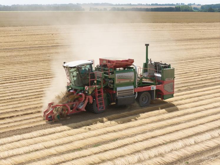Grâce à l'arrivée de nouvelles machines, près de 13 000 hectares ont pu être écapsulés sur le territoire de la coopérative Terre de Lin.