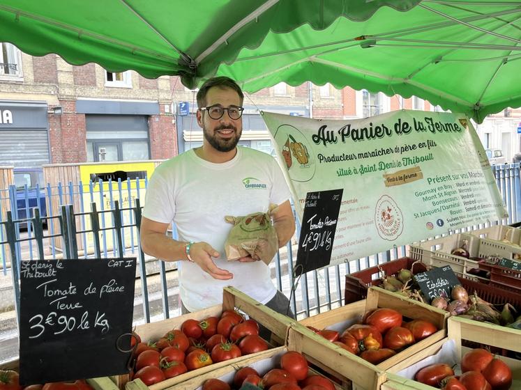 Sur les marchés, Florian Humel explique la situation à ses clients et pourquoi il est nécessaire à l'entreprise d'augmenter certains prix. « Nous ne pouvons plus faire de promo sur nos tomates. Il nous faut rémunérer nos salariés, régler les factures de graines et plants déjà engagés, payer nos charges et nous ne savons pas si toutes nos cultures pourront être récoltées ».