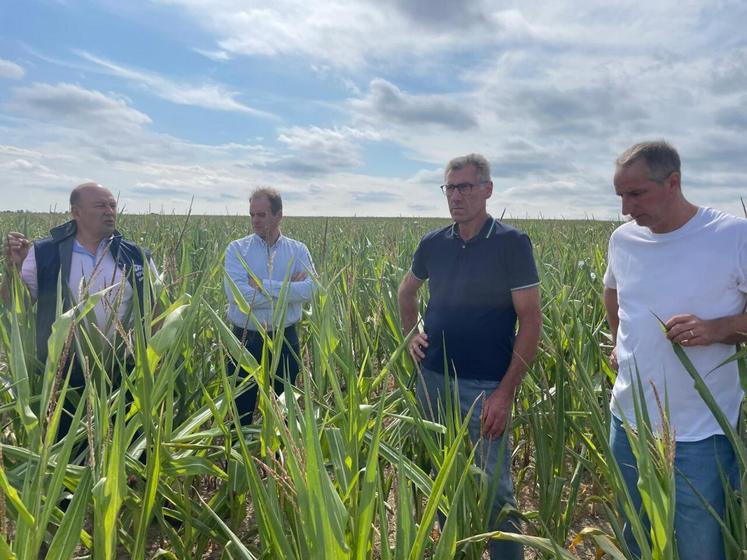 Ludovic Blin, président de la FRSEA lait Normandie, Benoît Gavelle, secrétaire général adjoint de la FNPL ; Philippe Marie, producteur de lait près de Bayeux et Ludovic Baillieul, éleveur laitier à Esson.