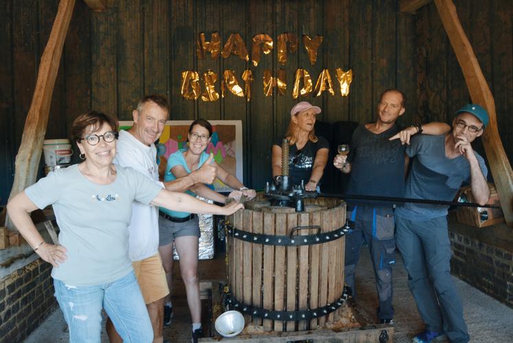 La vinification s'effectue au chai, situé chez Frédéric Dutot, polyculteur-éleveur à Bois-Guillaume.