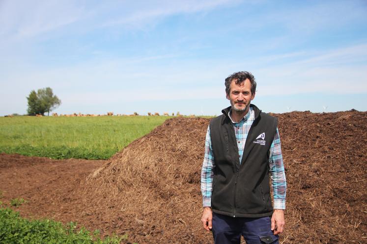 Au printemps, David Léger composte la litière deux fois à 15 jours d'intervalle. Il l'épand ensuite, sans l'incorporer sur ses prairies temporaires.