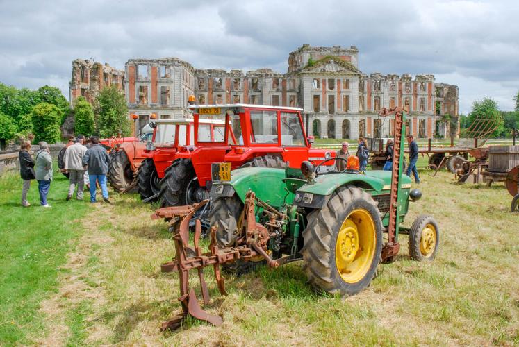 Les anciens tracteurs devant les vestiges du château.