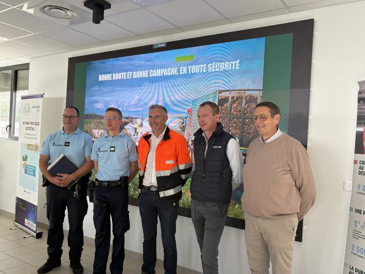 De g. à d. : le major Laurent Cauvin, le capitaine Louis-Karol d'Arras, Christophe Croison, Simon Vandeputte et Vincent Lemettais.