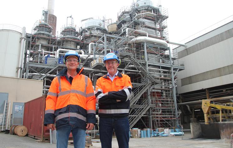Samuel Crèvecœur, président de la section de Fontaine-le-Dun chez Cristal Union, et Christophe Croison, directeur de l'usine, posent devant le nouvel évaporateur à 6 effets.