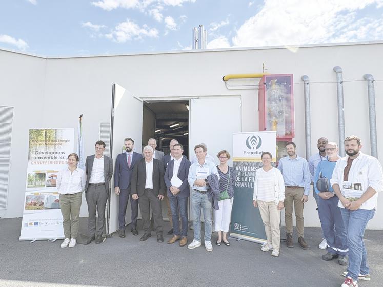 Exploitant du complexe aquatique, élus des communes qui ont participé à l'investissement, représentants de la filière granulé de bois et bois énergie, techniciens spécialisés dans le fonctionnement des chaudières à pellets de bois, tous étaient réunis lors de cette journée de sensiblisation organisée par Propellet.