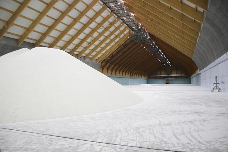 Agrandi, le silo à sucre horizontal peut désormais stocker 95 000 tonnes, portant à 120 000 tonnes la capacité totale de stockage de produit fini au sein de la sucrerie.