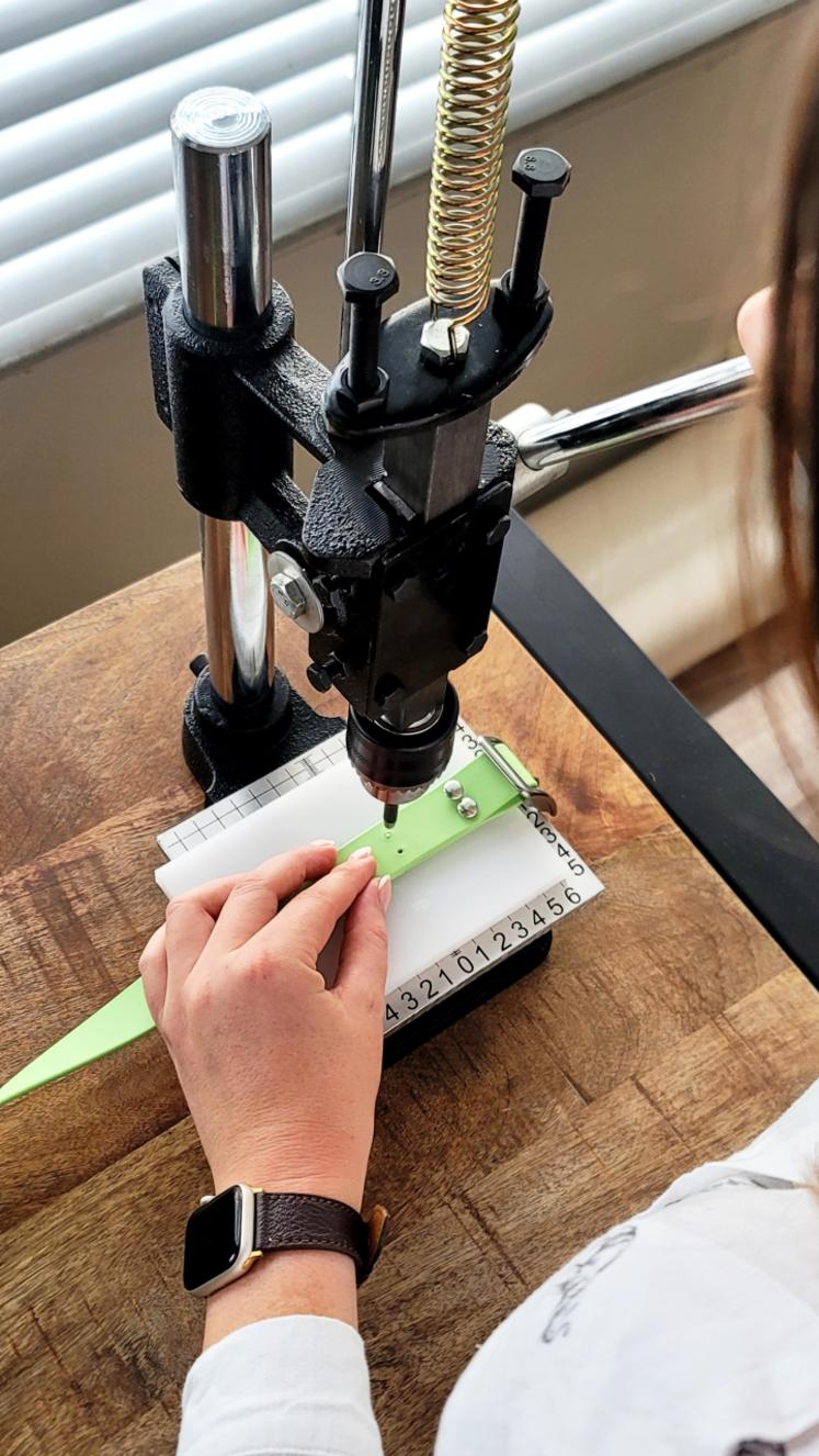 La jeune femme façonne également des colliers pour chien dans sa boutique avec possibilité de gravage.