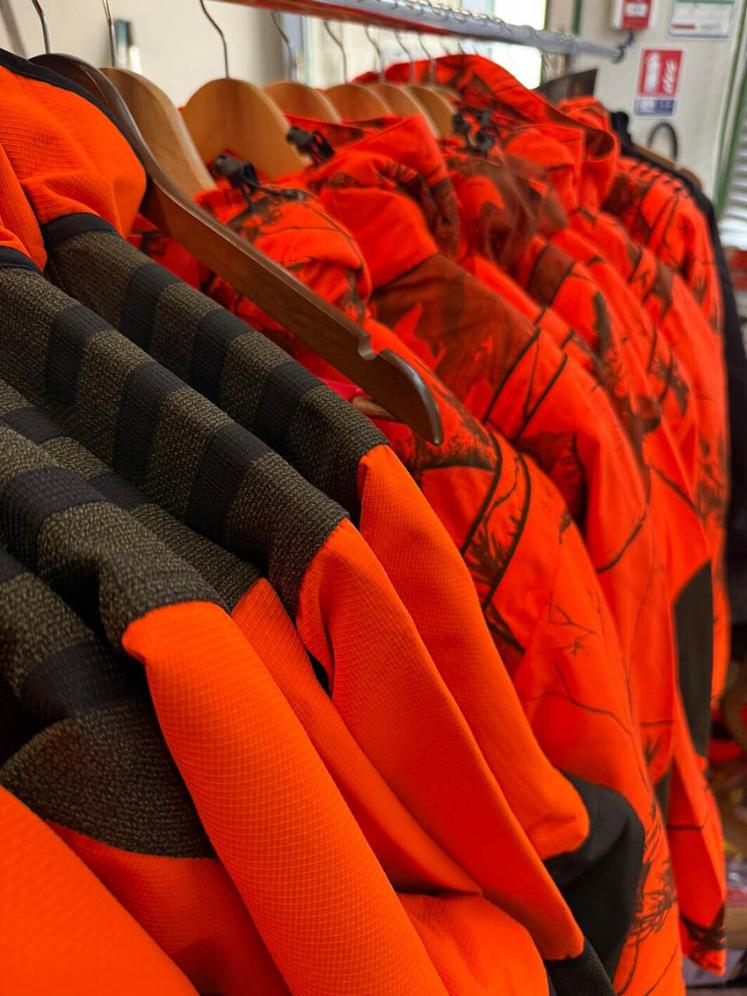Une sélection de vêtements techniques dédiés à la chasse, avec notamment des vestes haute visibilité adaptées aux besoins des chasseurs.
