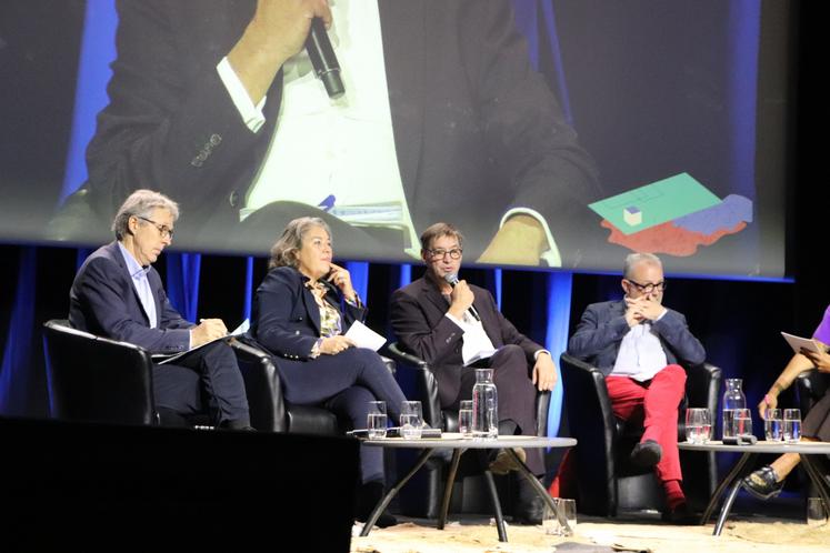"Sur le sol vivant, nous sommes au balbutiement des connaissances", indique Sébastien Windsor (Chambres d'agriculture), avec Jérôme Mousset (Ademe), Sonia de La Provôté (Fnau) et Pascal Allizard (ancien sénateur).