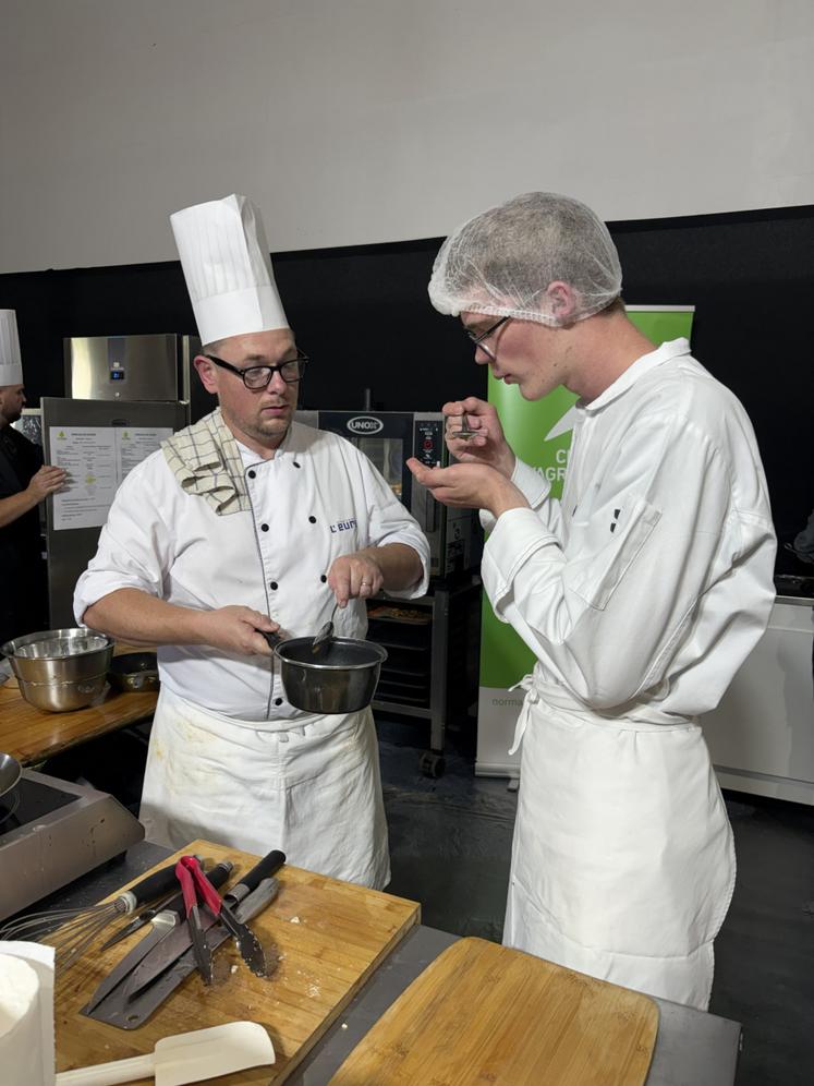 Jean-Baptiste Rebiard, chef au collège Jacques Daviel au Mesnil-en-Ouche et Mewen Guillo,  élève au lycée Clément Ader à Bernay, un binôme gagnant.