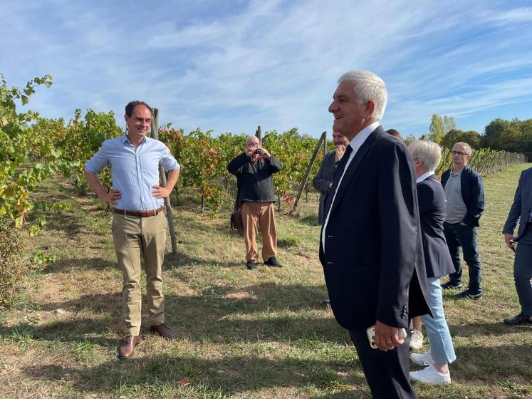 Étienne Fournet a fait visiter le domaine viticole à Hervé Morin, président de la Région Normandie.
