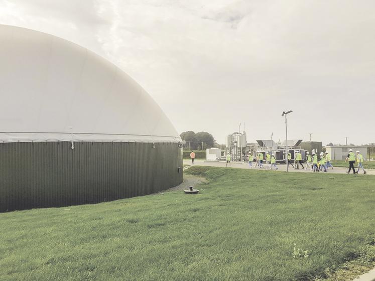 Les BTSA Acse d'Yvetot devant l'unité de méthanisation Caux Avenir Biogaz située à Limpiville. 