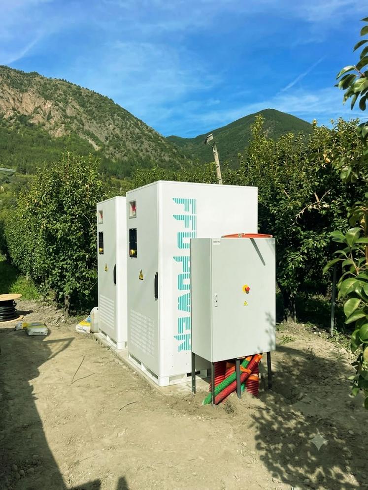 La batterie, installée ici dans un verger, a une emprise au sol de 5 m2. Elle permet de dégager un revenu de 1 800 euros/an pour une durée de 12 voire 17 ans.