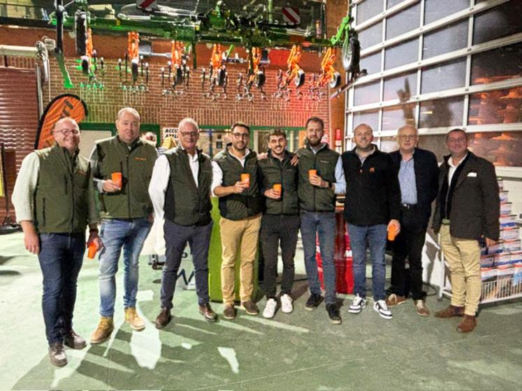 Maxime et Jean-Luc Freulet, fils et père, entourés des équipes d'Amazone, de Freulet et d'Ev Agri.