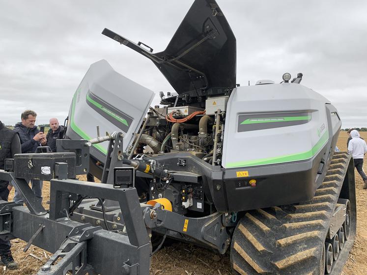 L'AgBot T2 Série 7 associe un moteur diesel Deutz  de 230 chevaux à une transmission électrique assurant l'entraînement de ses chenilles.