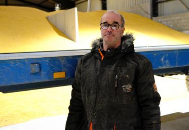 Éric Delorme, agriculteur à Spuis (Loiret), a installé des panneaux photovoltaïques pour valoriser les pentes de son hangar de stockage.