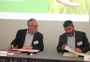 Frédéric Van Gansberghe, président de Futerro, et Olivier Leducq, directeur général de l'usine Tereos de Lillebonne, lors de la signature du partenariat le 11 avril à Gruchet-le-Valasse.