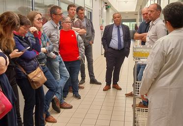 Philippe Damarin, directeur général du Labilait, et Catherine Coupel, responsable qualité du laboratoire, présentent les étapes d'analyse du lait.