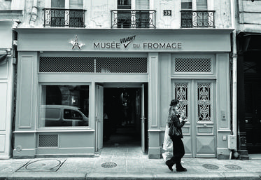 Au cœur de Paris, le premier Musée vivant du fromage a ouvert ses portes.