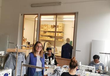 Pauline Beuzelin et ses collaborateurs dans le petit atelier de Malaunay. La fondatrice espère s'agrandir d'ici la fin de l'année.