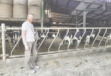 Emmanuel Roch devant son troupeau de vaches laitières.