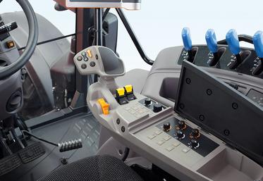 L’accoudoir où sont regroupées les principales commandes du M 6002.