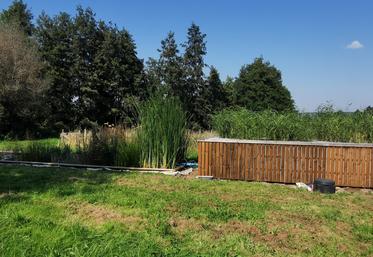 L'association d'un filtre à roseaux et d'un filtre de plantes semi-aquatiques permet de restituer les eaux épurées au milieu naturel.