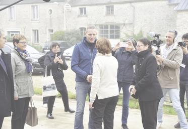 Jeudi 31 octobre, à Morigny-Champigny (Essonne). La ministre Annie Genevard a été accueillie sur l'exploitation de Benoît Mazure, en compagnie de nombreux représentants politiques, professionnels et syndicaux.