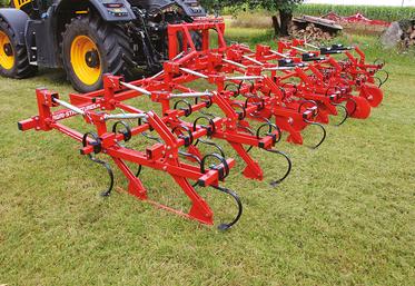 La bineuse autoguidée mécaniquement est équipée de skis qui se calent dans les sillons préalablement tracés par un semoir équipé de dents. Le système est breveté.