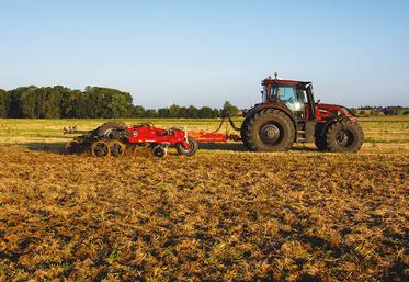 Le faux-semis est réalisé avec un outil qui réalise un travail superficiel et très émietté. Ici, le déchaumeur à disques Normandie+ de Grégoire Besson.