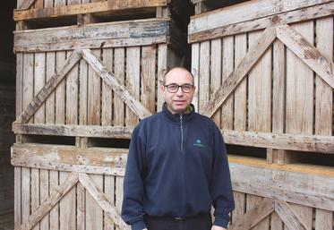 Vincent Lenoir et son frère continuent de multiplier des plants mais en pommes de terre de consommation depuis cette année. Ils en attendent une meilleure rémunération qu’en fécule.