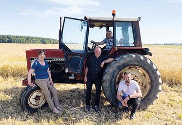 Depuis quatre générations, la famille Bocquet se consacre à la production, et depuis 1999, transforme des produits à base de porcs et de volailles.