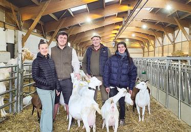 De g. à d. : Pauline, Pierre, Damien et Virginie Faucon. Chez les Faucon, la tradition fromagère se transmet de génération en génération : les enfants de Damien et Virginie préparent déjà la relève et diversifient les projets de la chèvrerie.