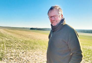 À quelques années de sa retraite, Bertrand Patenôtre espère relancer l’élevage ovin de plein air grâce à l’installation de panneaux agrivoltaïques, dont l’installation est prévue dans cette parcelle de 40 hectares.
