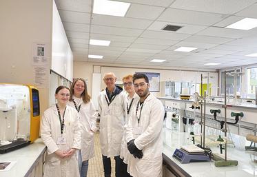 Riwalenn, Camille, Luc, Allan et leur encadrant Jean-René Claisse. Étudiants en BTSA Anabiotec, leurs travaux pratiques se déroulent dans les laboratoires équipés de matériels de pointe.