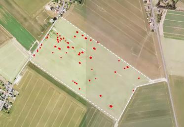 Le survol de la parcelle permet de repérer les drones et de générer une carte qui sera insérée dans la console du pulvérisateur.