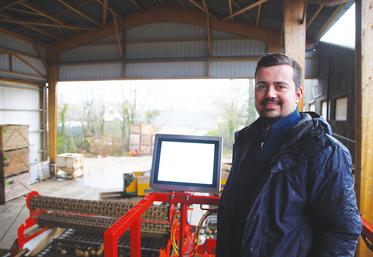 Thomas Prevost devant la console du trieur optique.