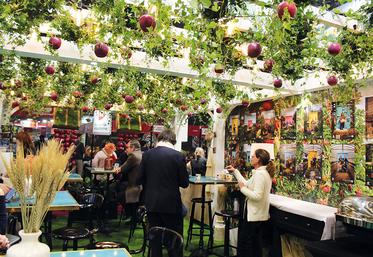Au Sia, le stand seinomarin porte ses fruits. Il accueille les visiteurs sous un plafond verdoyant de lierre et de fruits défendus.